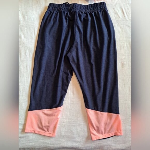 Under Armour women's size Medium loose fit cropped heatgear, blue & pink EUC - Picture 5 of 5